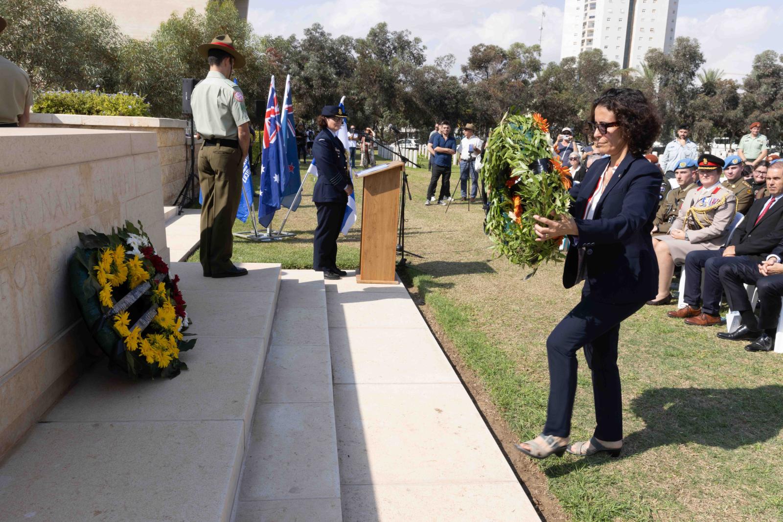 סגנית רהו''ע בארשבע, ד''ר חפצי זוהר, מניחה זר (צילום: עיריית באר שבע)